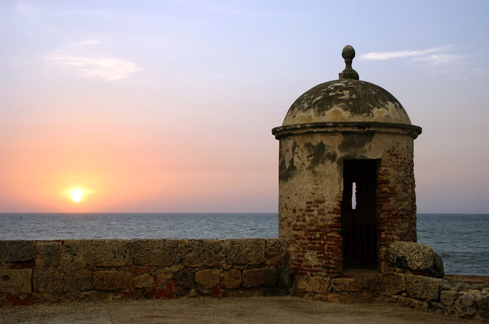 Atardecer sobre la ciudad amurallada de Cartagena, Colombia
