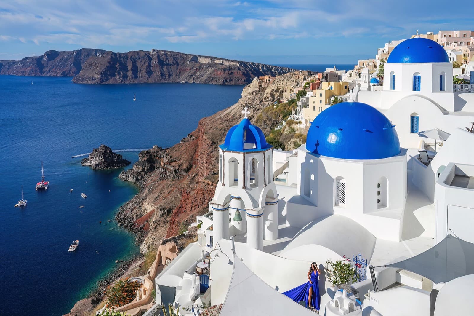 Cúpulas blancas y azules de Oia en Santorini, Grecia
