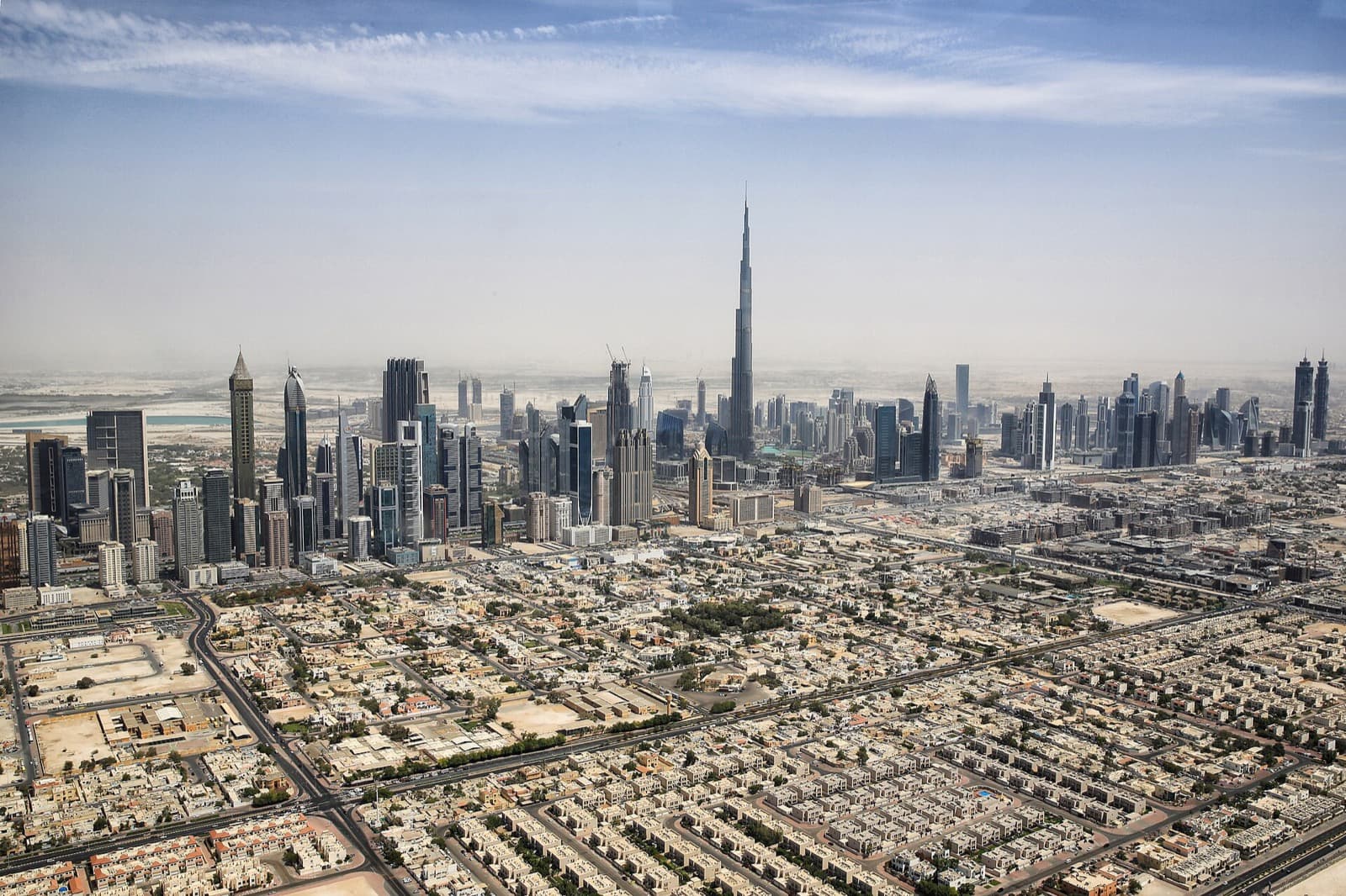 Skyline de Dubái con el Burj Khalifa al atardecer
