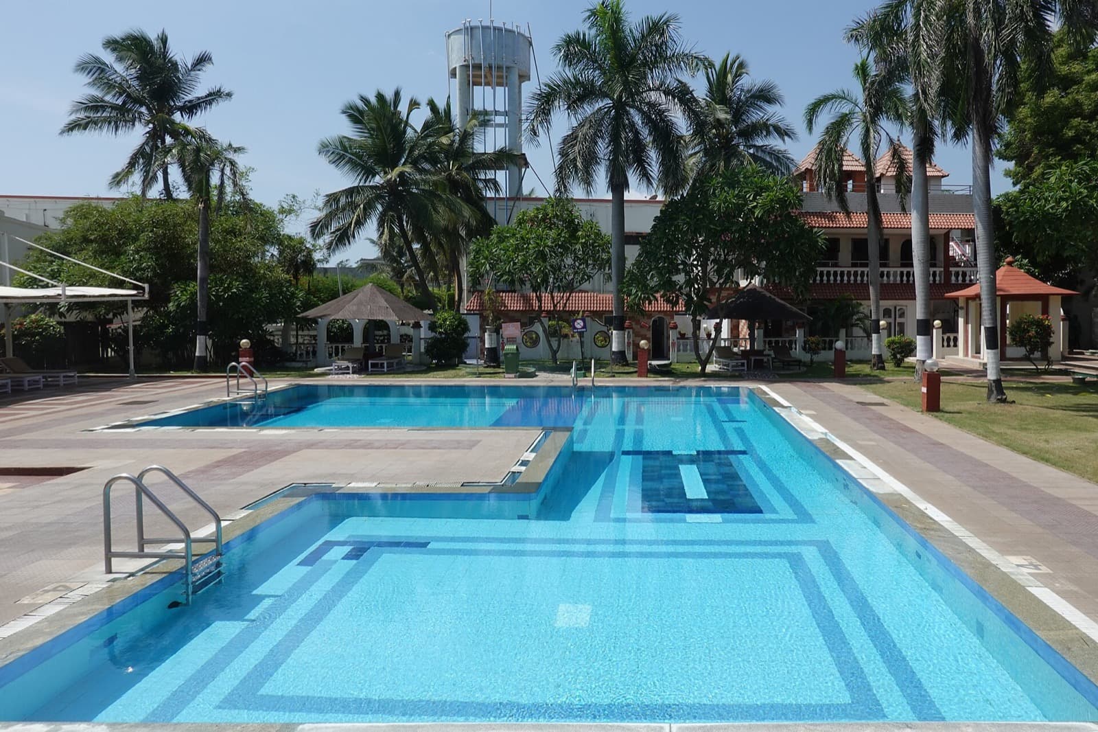 Piscina infinita de un resort tropical frente al mar